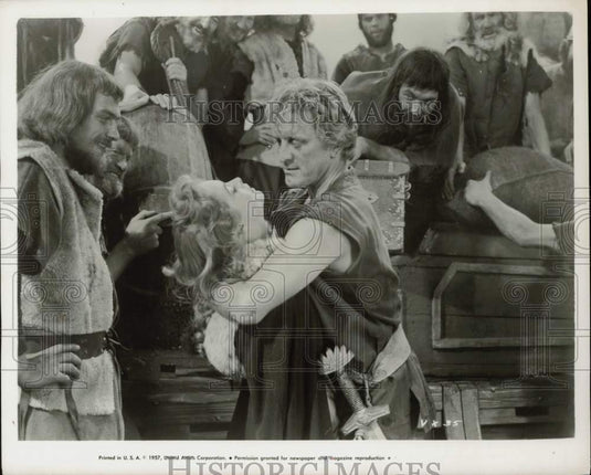 1957 Press Photo Kirk Douglas embraces Janet Leigh in a scene from "The Vikings"- Historic Images