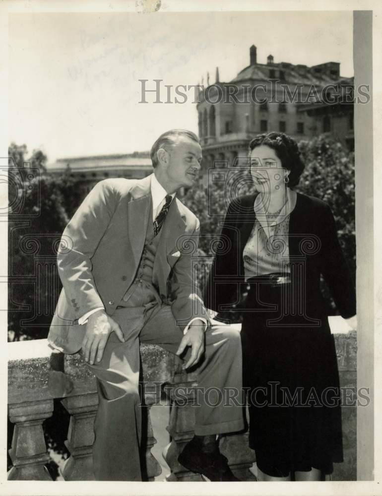 1949 Press Photo Actor Lawrence Tibbett gazes lovingly at his wife Jane- Historic Images