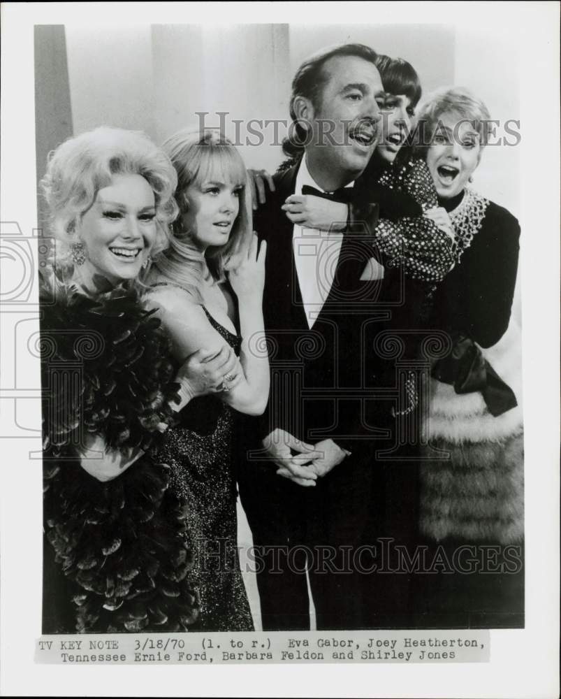 1970 Press Photo Tennessee Ernie Ford sings with bevy of female stars- Historic Images