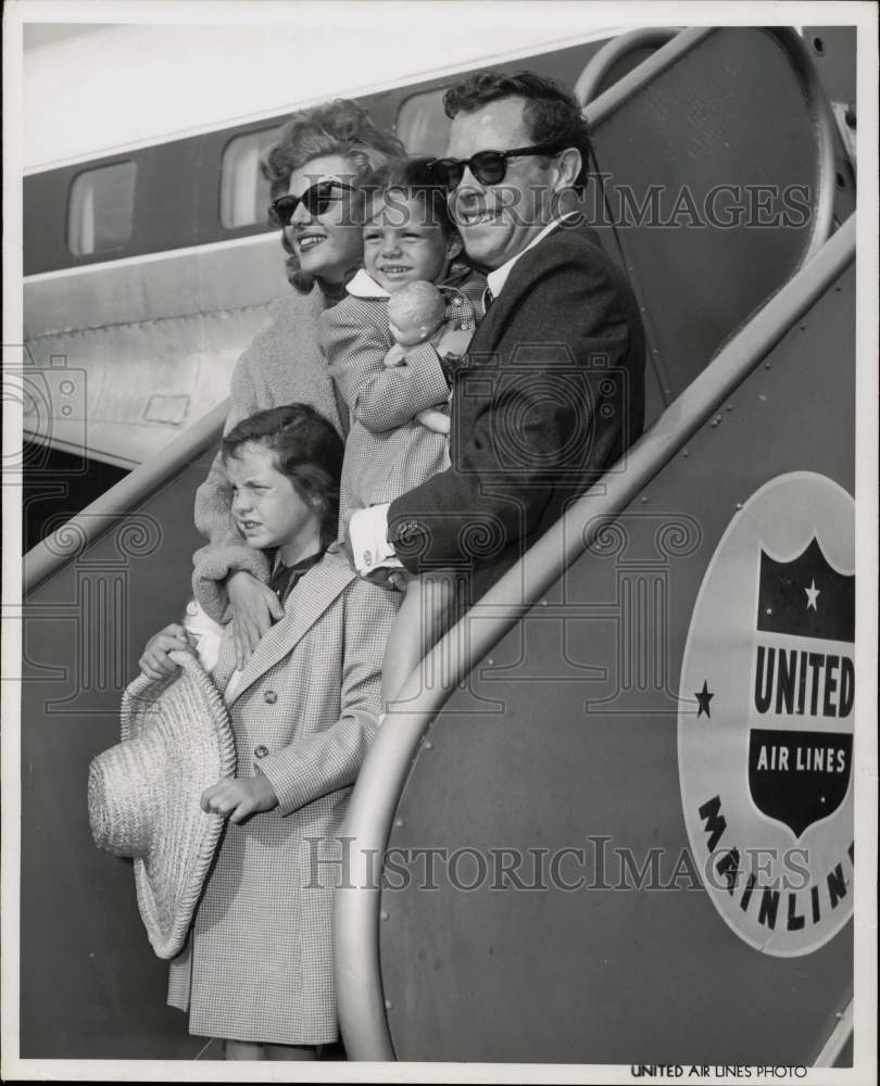 1953 Press Photo Rita Hayworth, husband Dick Haymes &amp; family arrive in New York.- Historic Images