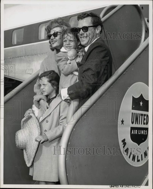 1953 Press Photo Rita Hayworth, husband Dick Haymes & family arrive in New York.- Historic Images