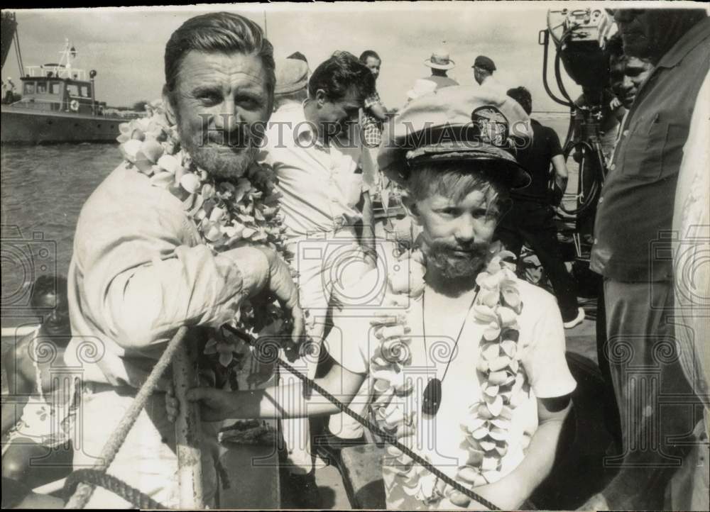 1965 Press Photo Kirk and Peter Douglas visit the location of &quot;In Harm&#39;s Way&quot;- Historic Images