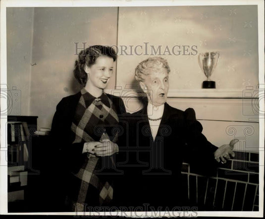 Press Photo Mary Howard listens to Mrs. Mary Gridley Bell talk about Abe Lincoln- Historic Images