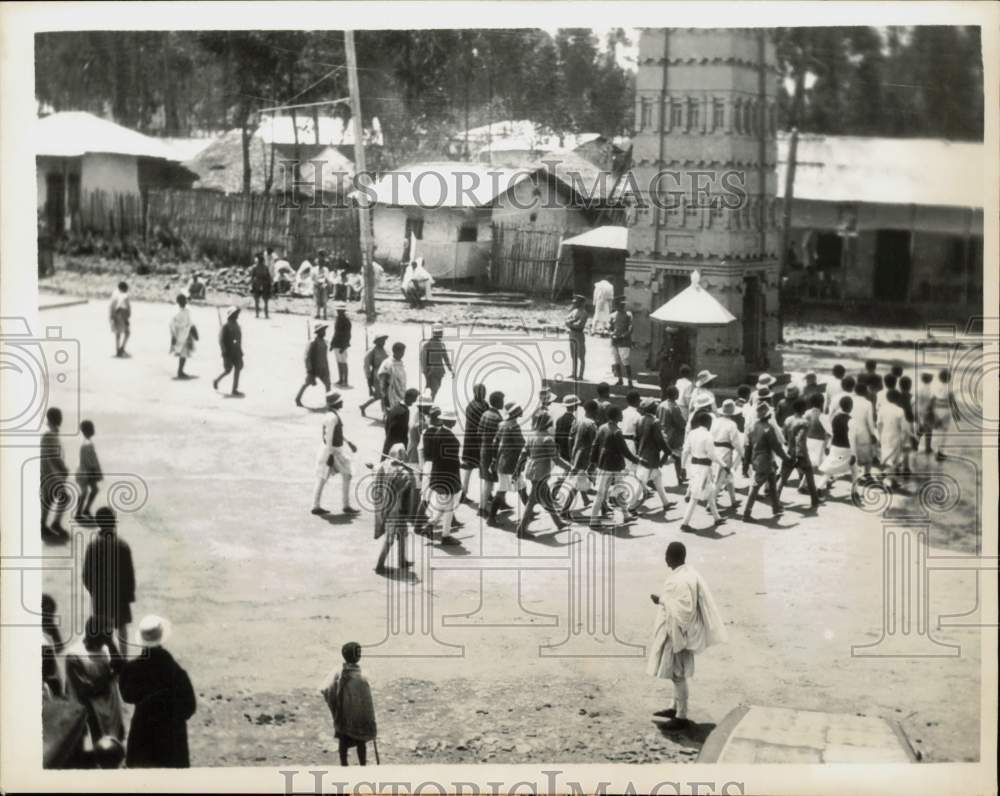 Press Photo Ethiopian recruits going off to the war from Addis Ababa, Ethiopia- Historic Images