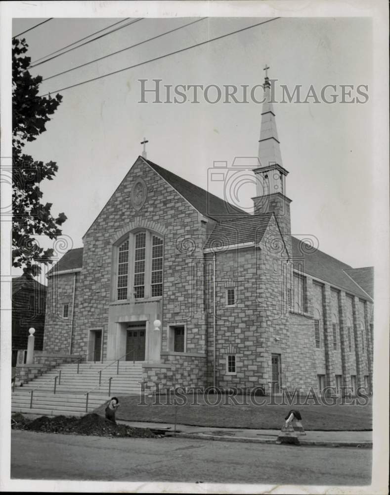 1949 Press Photo St. Mary of the Hills in Milton, Massachusetts - kfx09134- Historic Images