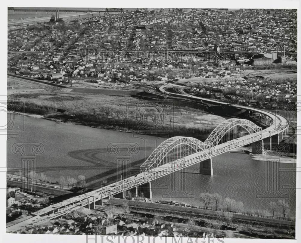 Press Photo Aerial view of the double deck Sherman Minton Bridge in Kentucky- Historic Images