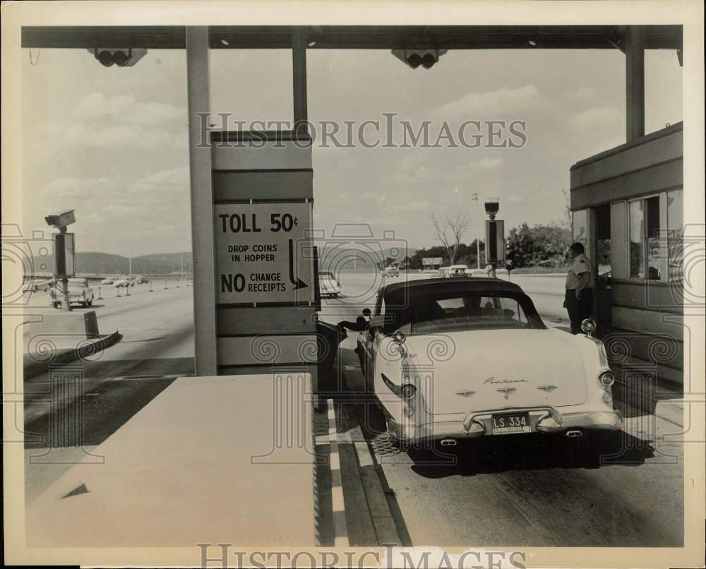 Press Photo Automobile pays at the toll plaza of the Tappan Zee Bridge, New York- Historic Images