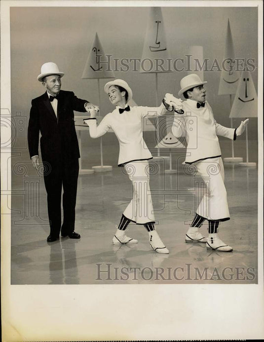 1964 Press Photo Host leads Kathryn Crosby, Pete Gennaro on "Bing Crosby Show"- Historic Images