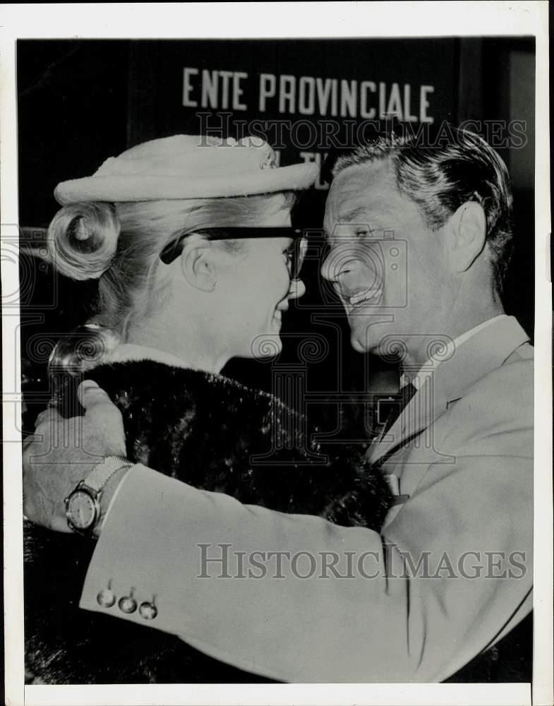 1956 Press Photo Anita Ekberg, Anthony Steel embrace at Ciampino Airport, Rome- Historic Images