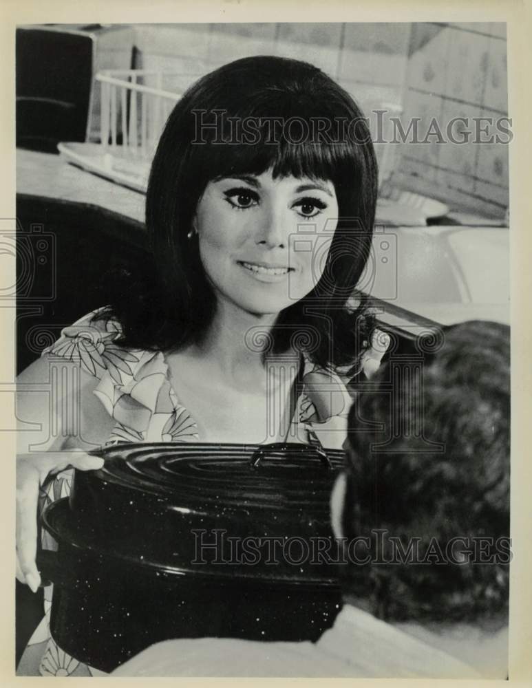 1967 Press Photo Marlo Tomas and Ted Bessell starring in "That Girl" - kfx13248- Historic Images