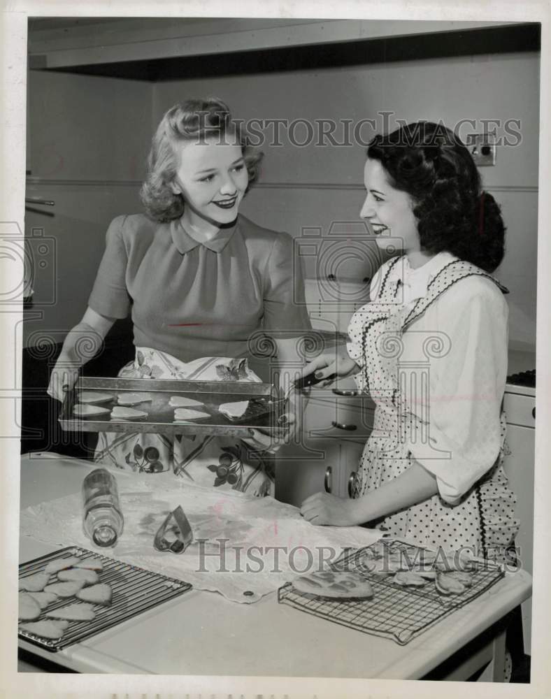 1947 Press Photo Patricia Ryan and Sybil Trent on &quot;Let&#39;s Pretend&quot; on CBS.- Historic Images