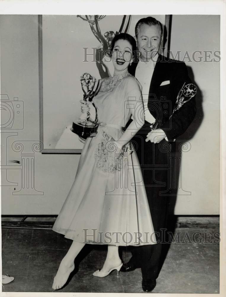 1957 Press Photo Emmy winners Loretta Young and Robert Young in Hollywood- Historic Images