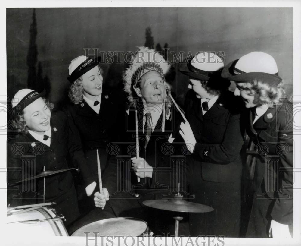 1967 Press Photo Danny Kay entertains at the SPARs 25th birthday celebration- Historic Images