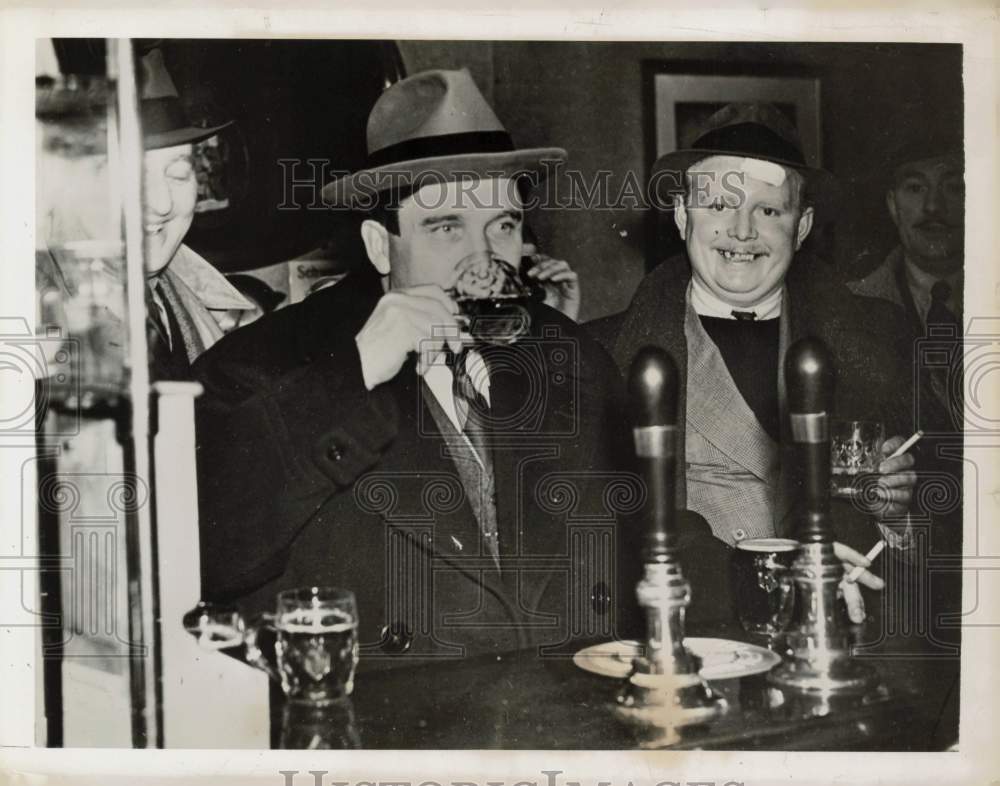 1941 Press Photo Politician Wendell Willkie Drinks in Pub, London, England- Historic Images