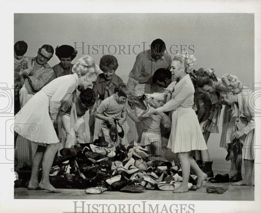 1969 Press Photo Entertainers with Pile of Shoes on &quot;The King Family&quot; Show- Historic Images