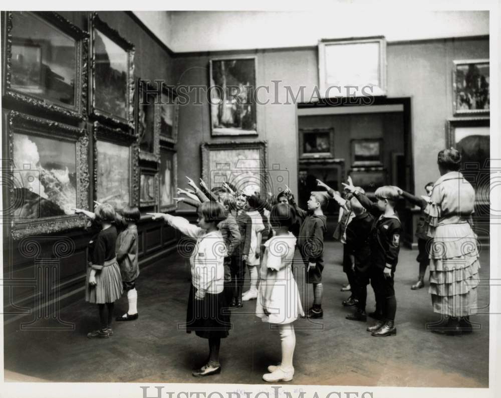 1924 Press Photo School Children Pointing at Paintings in Museum - kfx16166- Historic Images