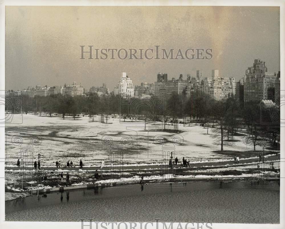 1966 Press Photo Apartments Overlook Central Park Lake, New York - kfx16269- Historic Images