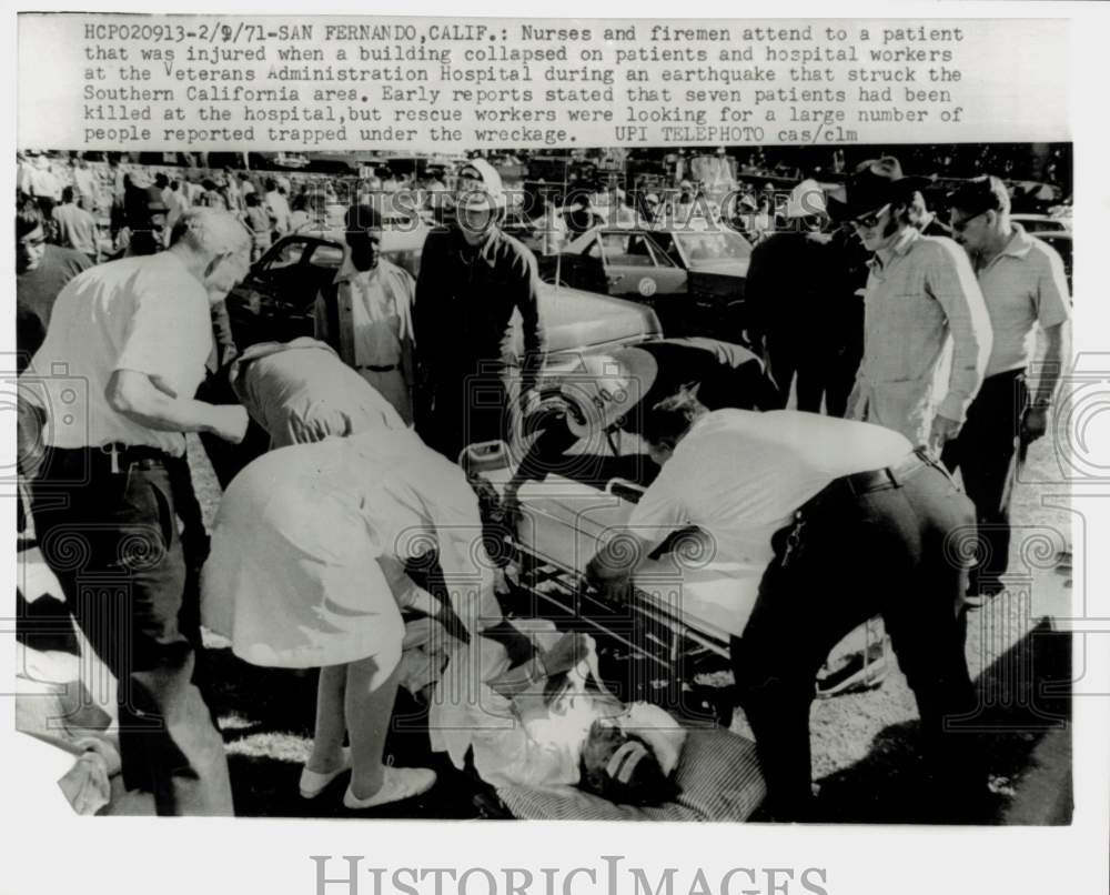 1971 Press Photo Nurses & Fireman Assist Earthquake Victims, San Fernando- Historic Images