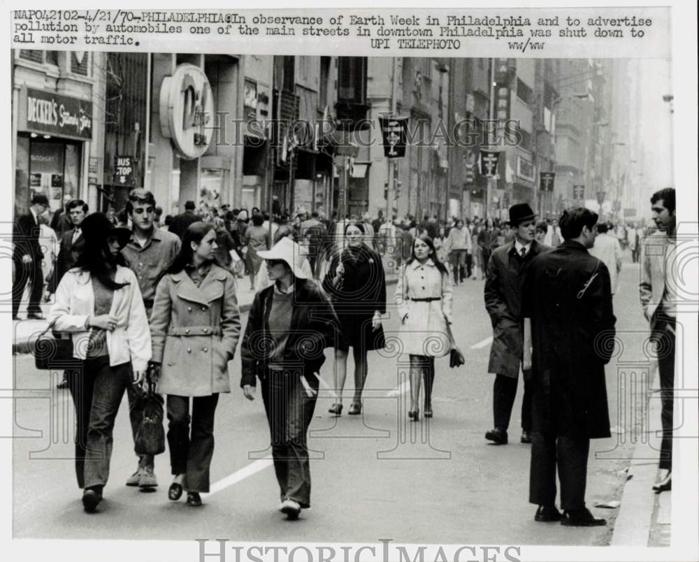 1970 Press Photo Young People Walk Downtown for Earth Week, Philadelphia- Historic Images