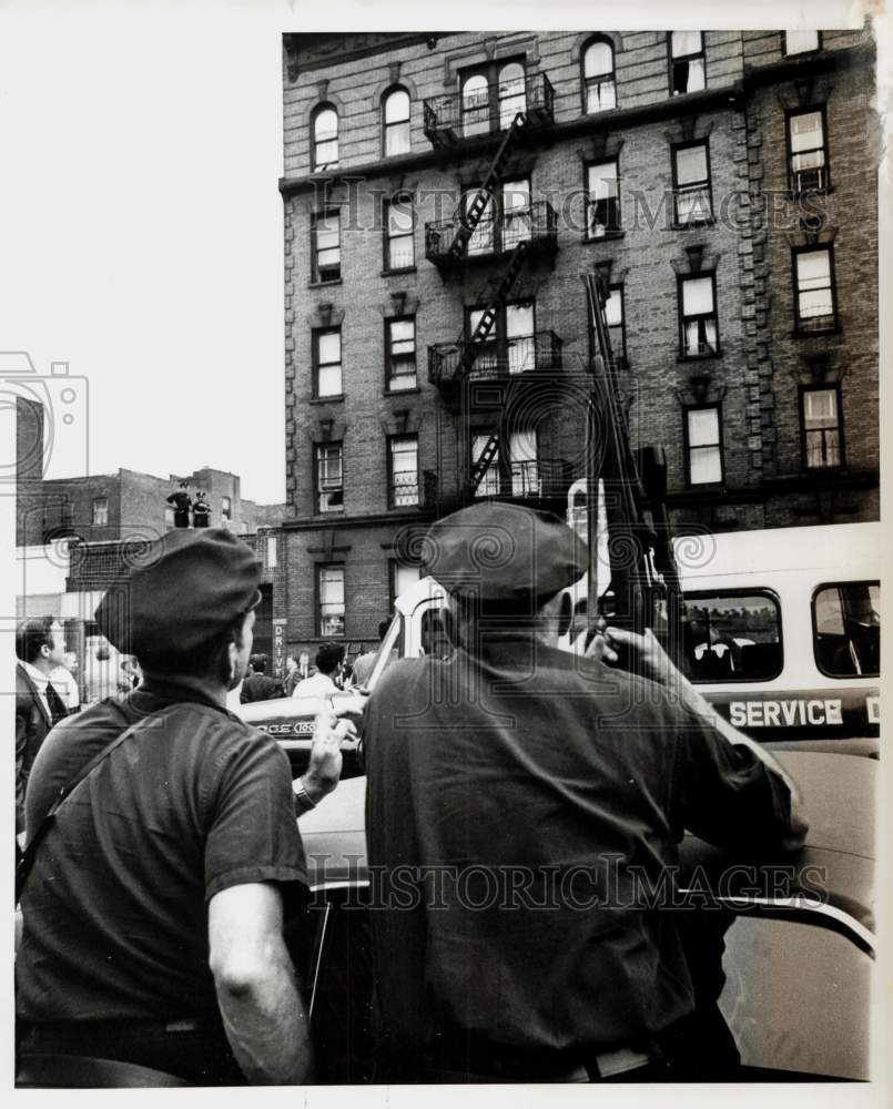 1968 Press Photo Police Officers at Apartment Building Crime Scene in New York- Historic Images