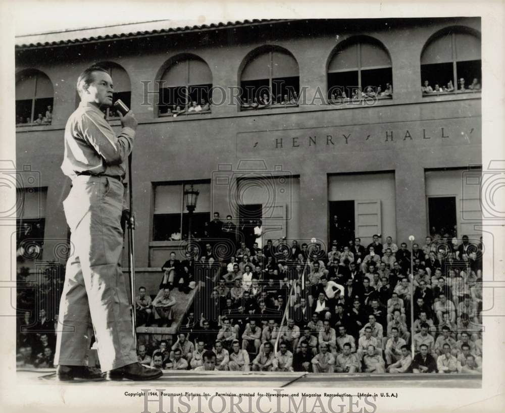 1944 Press Photo Bob Hope Entertaining Soldiers at Henry Hall - kfx17288- Historic Images