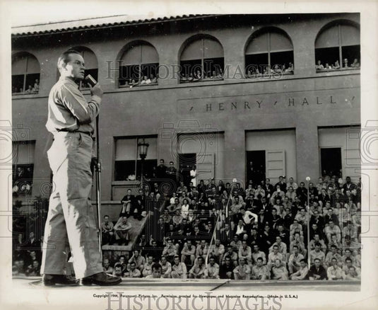 1944 Press Photo Bob Hope Entertaining Soldiers at Henry Hall - kfx17288- Historic Images