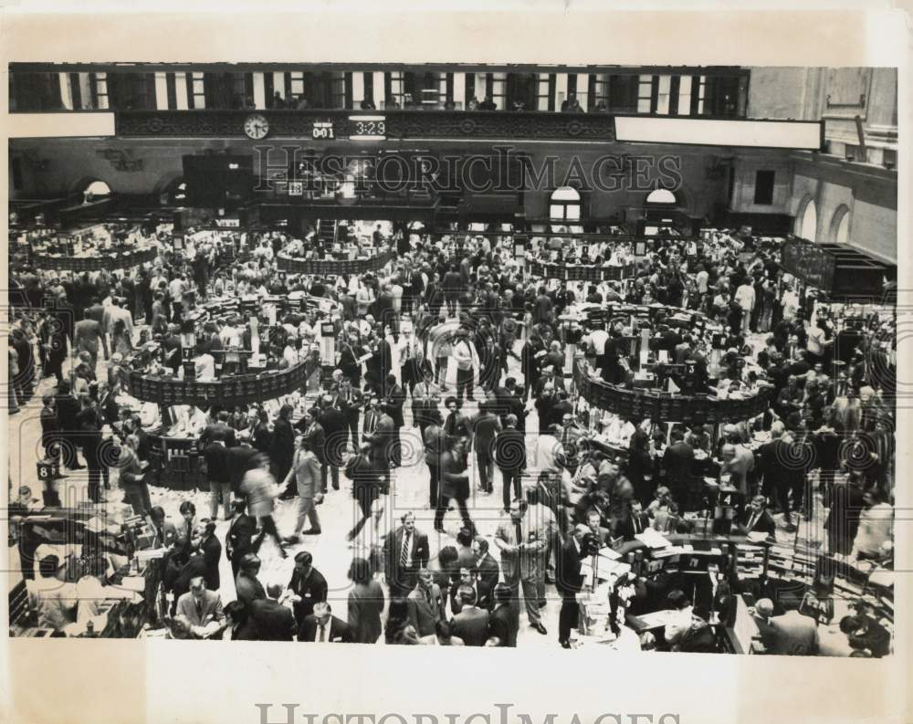 1973 Press Photo Traders on the floor of the New York Stock Exchange - kfx17432- Historic Images