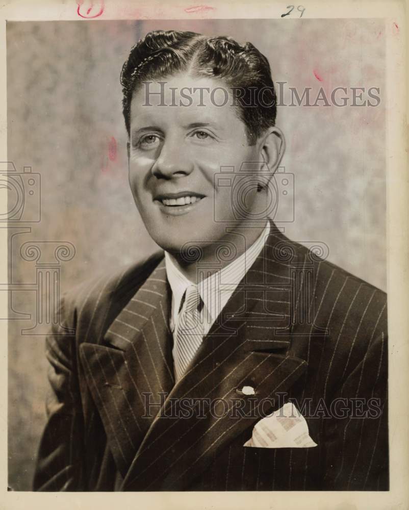 1946 Press Photo Entertainer Rudy Vallee on Television&#39;s &quot;The Drene Show&quot;- Historic Images