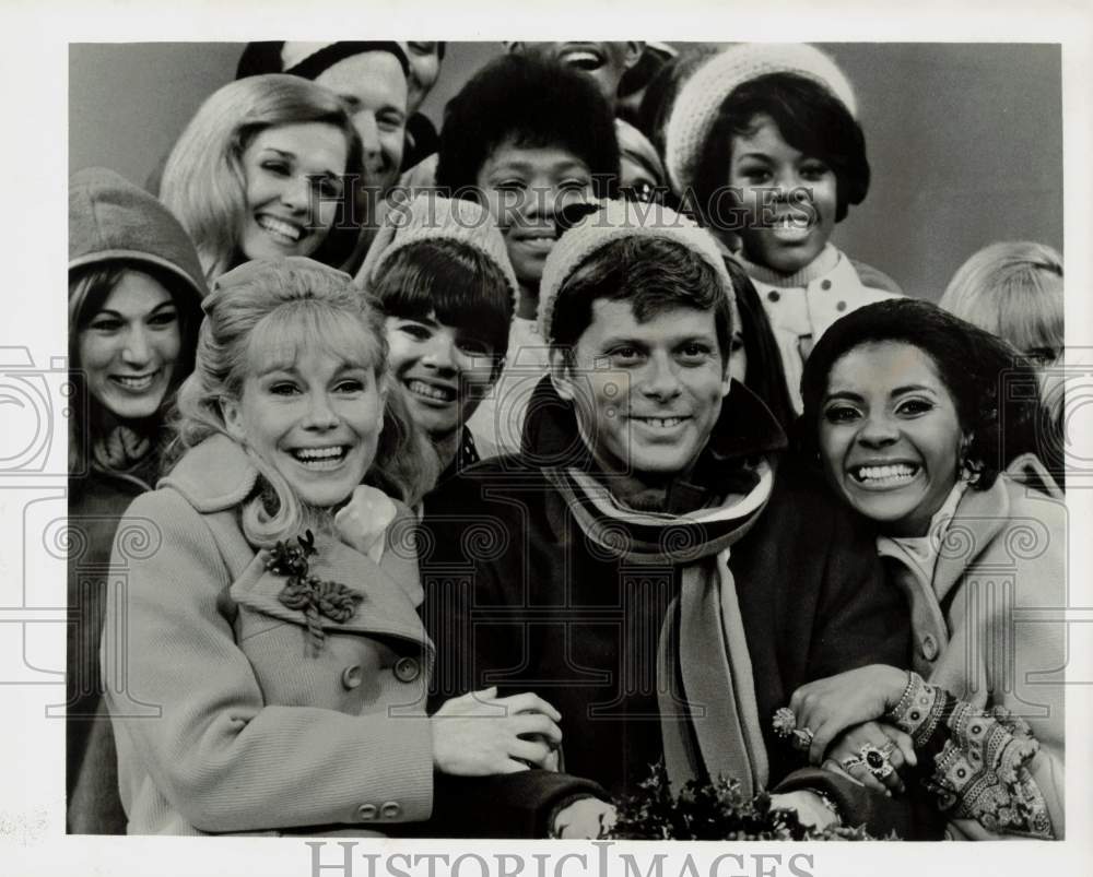 1968 Press Photo Robert Morse and The Doodletown Pipers in "Our First Christmas"- Historic Images