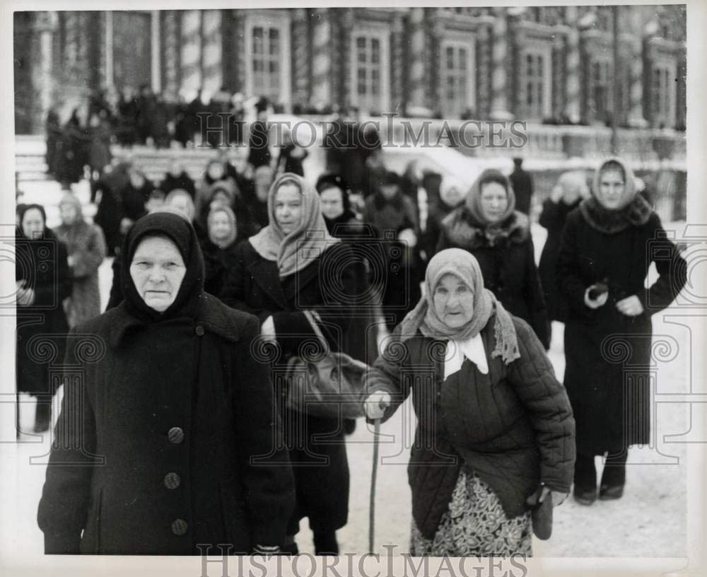 1960 Press Photo Women Leaving Monastery Building After Church Services- Historic Images