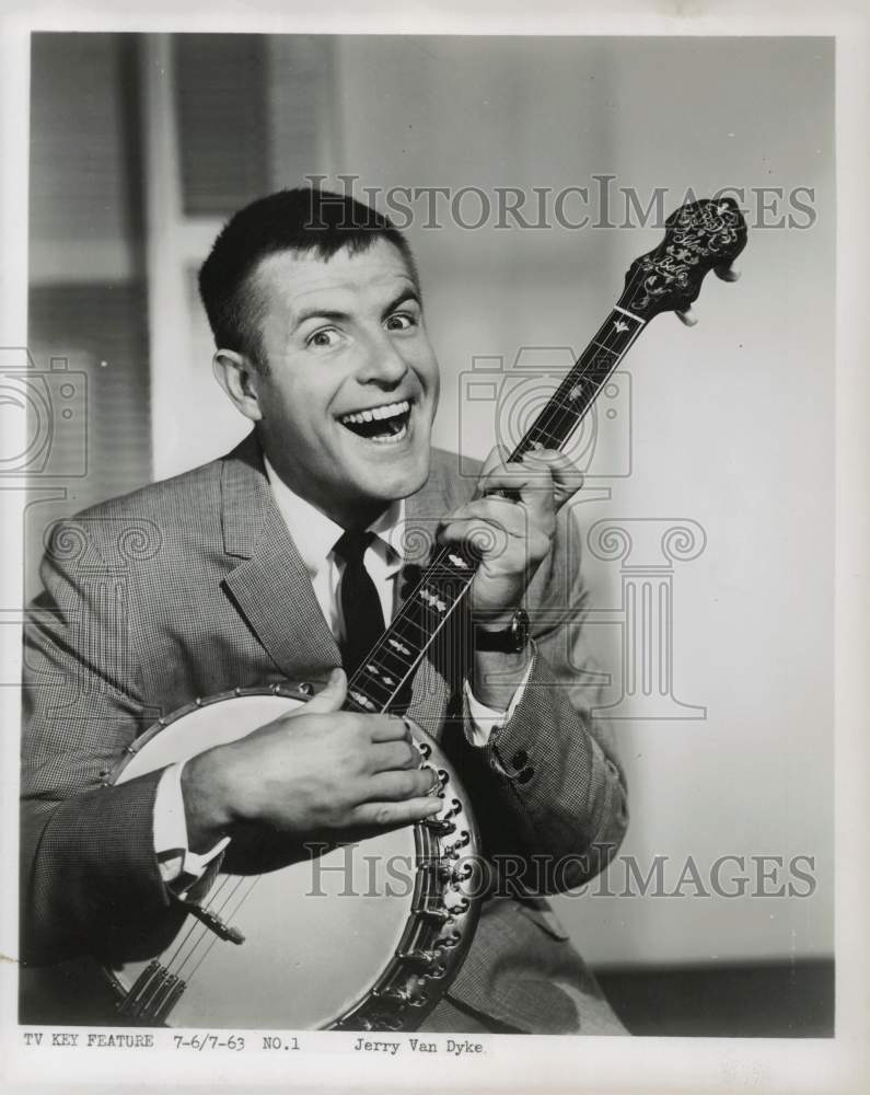 1963 Press Photo Actor Jerry Van Dyke with his banjo. - kfx19134- Historic Images