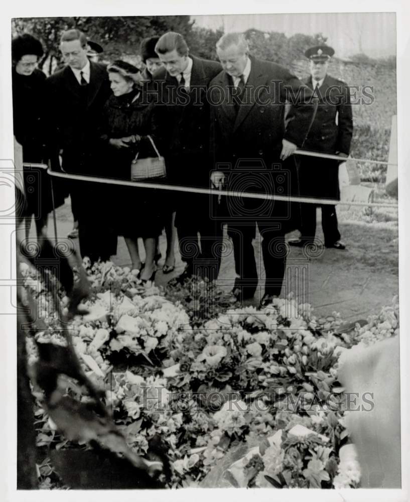 1965 Press Photo The Duke of Marlborough and Family at Gravesite in England- Historic Images