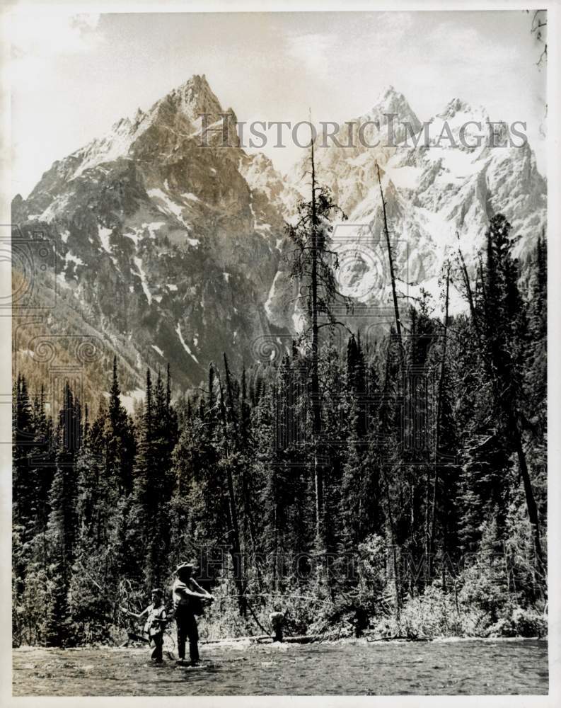 1971 Press Photo Fisherman on the Snake River in Jackson, Wyoming - kfx19389- Historic Images