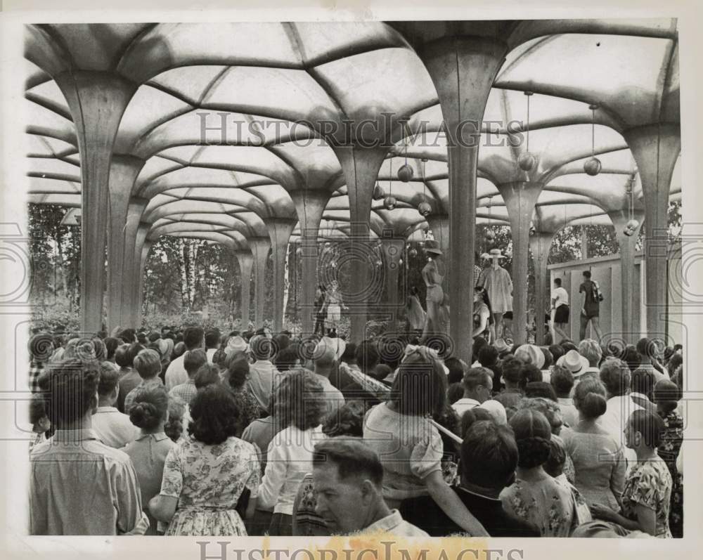 1959 Press Photo Visitors at Sokolniki Park&#39;s American Exhibit in Moscow, Russia- Historic Images