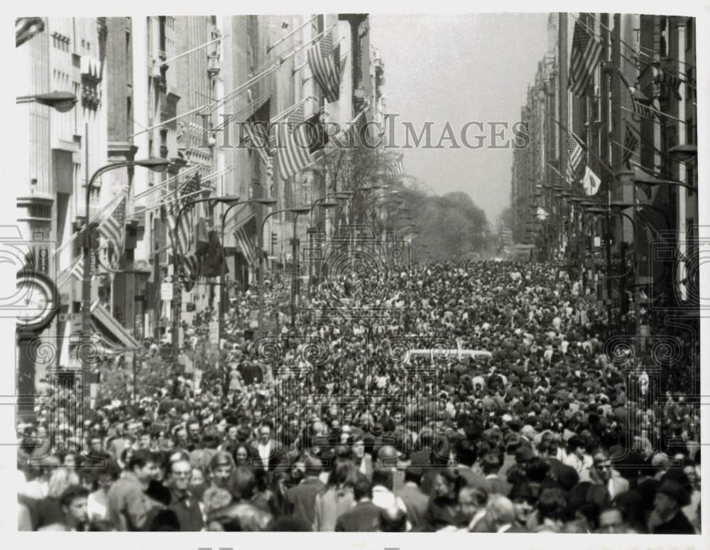 1970 Press Photo Fifth Avenue in New York, closed to traffic on Earth day.- Historic Images