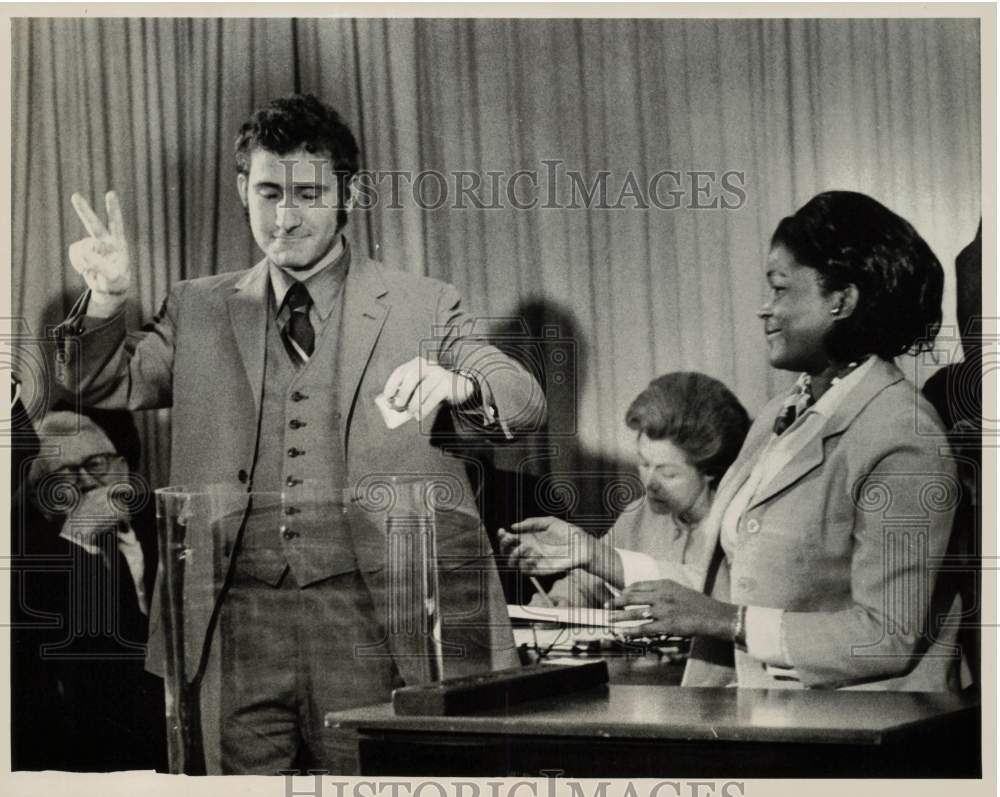 1969 Press Photo John Lyne draws draft numbers in Washington as others watch- Historic Images