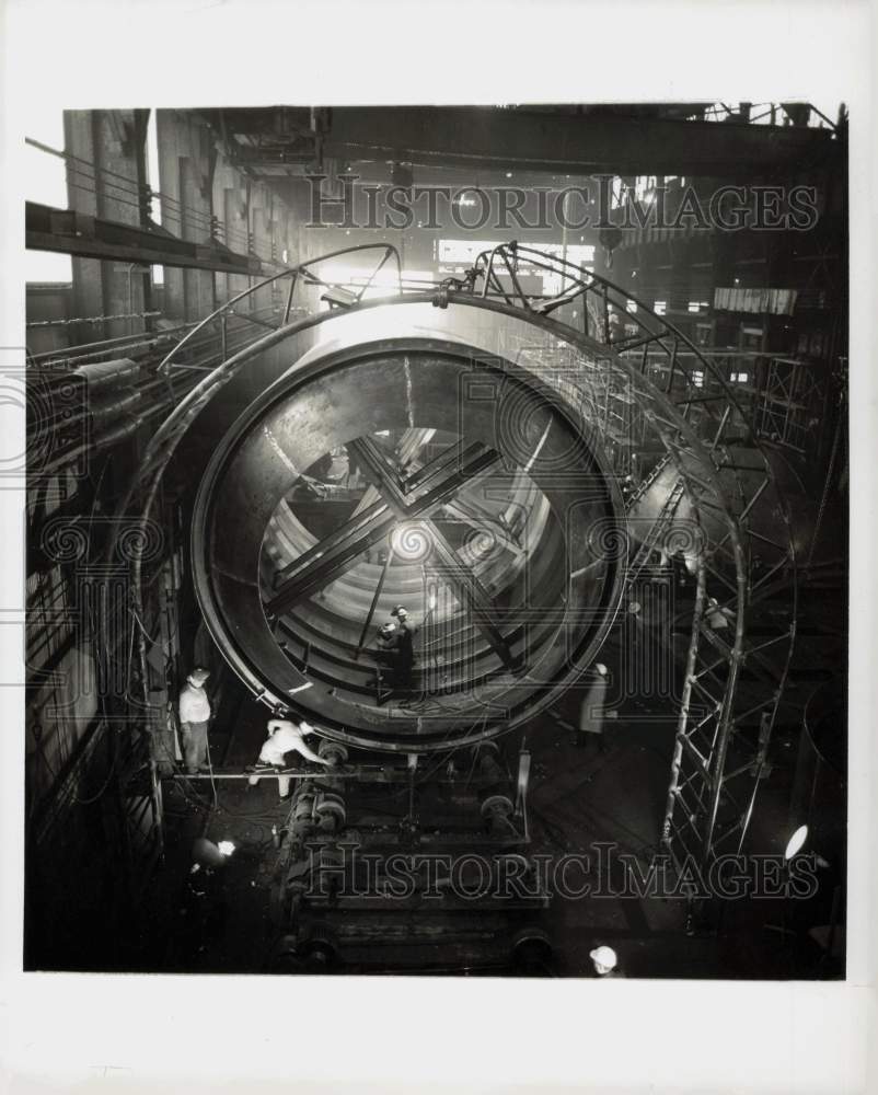 Press Photo Workers inside Aerojet-General rocket chamber in Chester, PA.- Historic Images