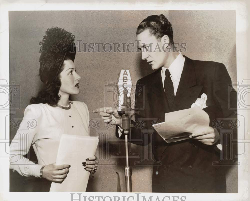 1947 Press Photo Mark Chase and Charlotte Manson of &quot;The Sheriff&quot; Radio Show- Historic Images