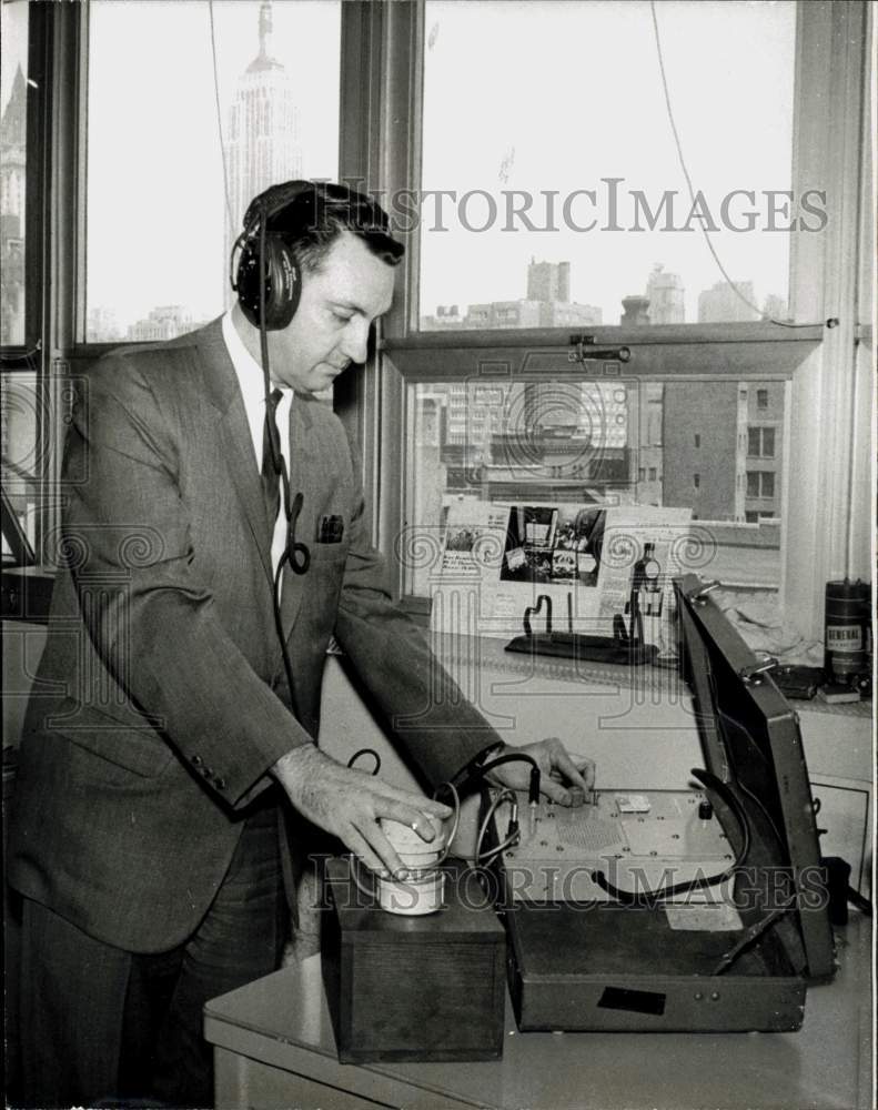 1966 Press Photo Bomb Squad Detective Gerald W. Somerville with Listening Device- Historic Images