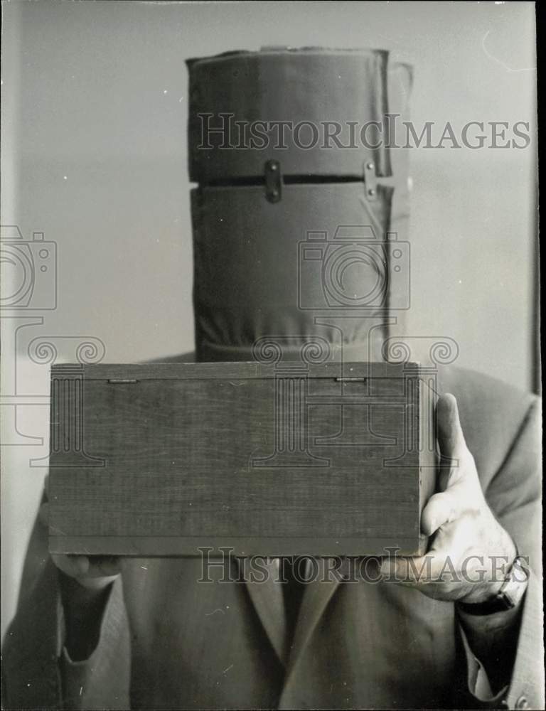 1966 Press Photo Bomb Squad Detective with Explosive Device and &quot;Bomb Hat&quot;- Historic Images