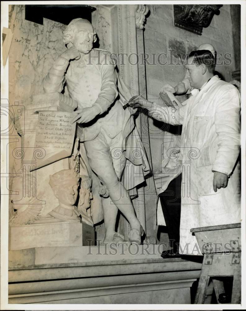 1964 Press Photo Worker Dusts Shakespeare Statue at Westminster Abbey- Historic Images