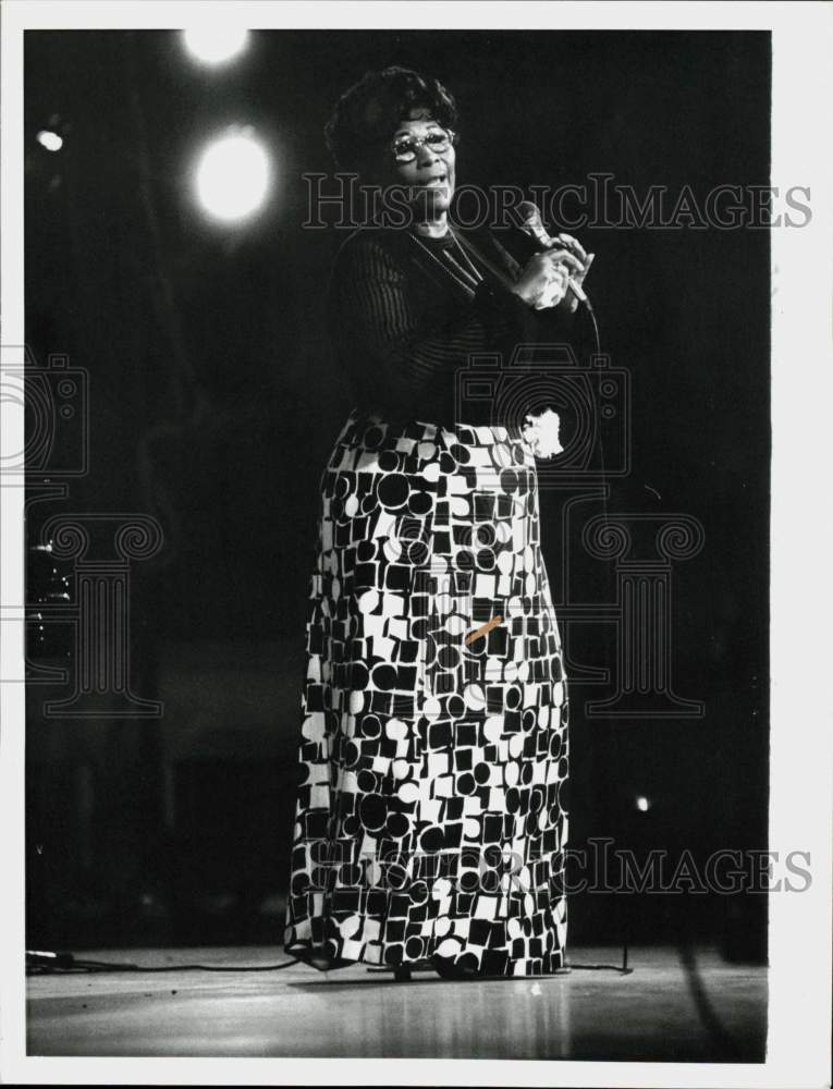 Press Photo Singer Ella Fitzgerald Performs at Carnegie Hall, New York- Historic Images