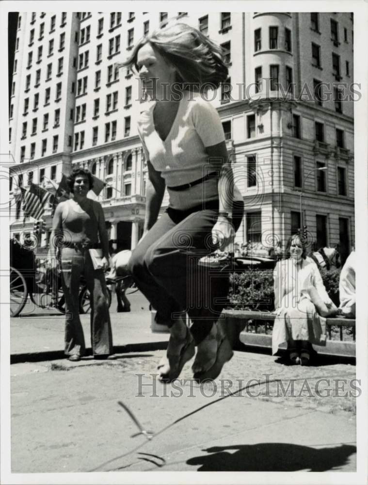 1976 Press Photo Actress Tammy Grimes at Grand Union Plaza in New York- Historic Images