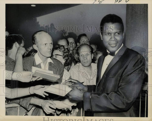 1964 Press Photo American actor Sidney Poitier signs autographs in West Berlin.- Historic Images