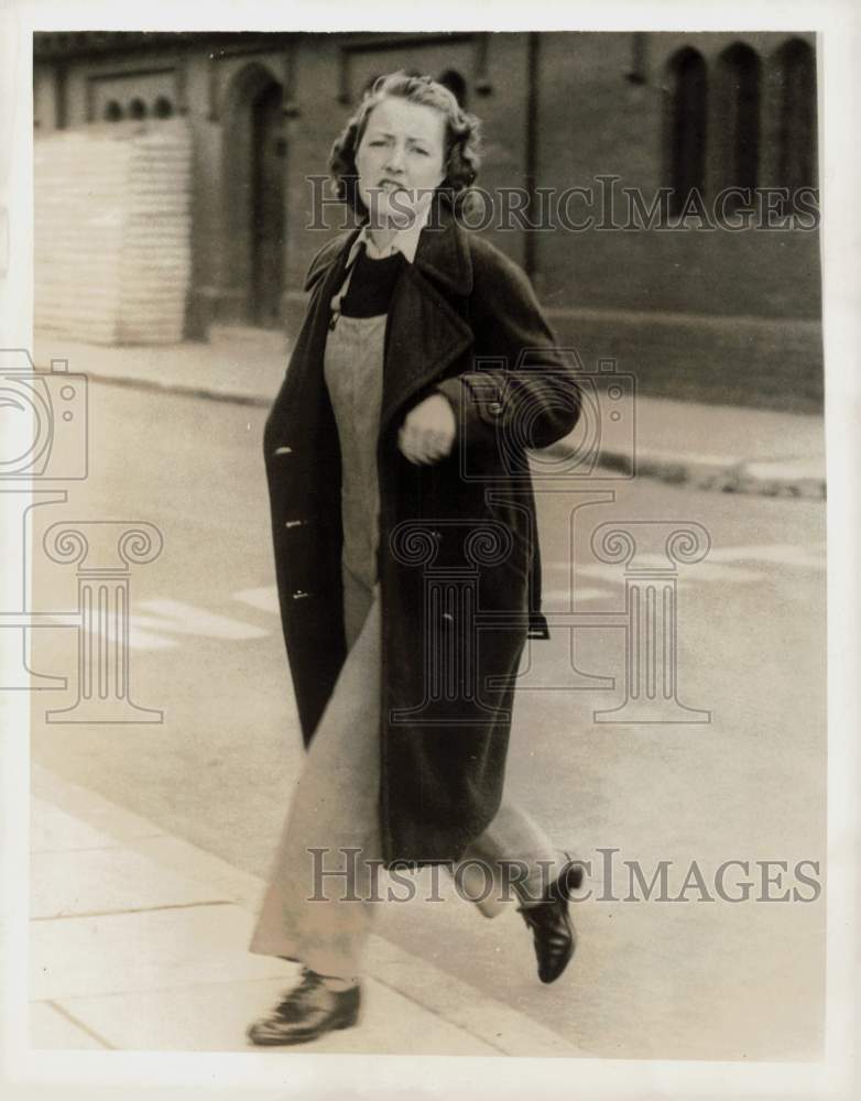 1943 Press Photo The Duchess of Norfolk Working at Boat Yard in London, England- Historic Images