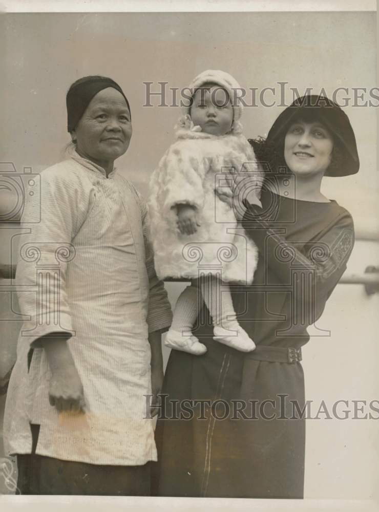 1922 Press Photo Mrs. V.D. Gensburger with daughter and maid in America- Historic Images