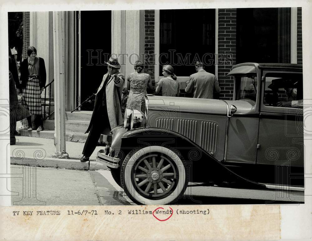 1971 Press Photo William Wendt shooting gun from sidewalk in a movie scene- Historic Images