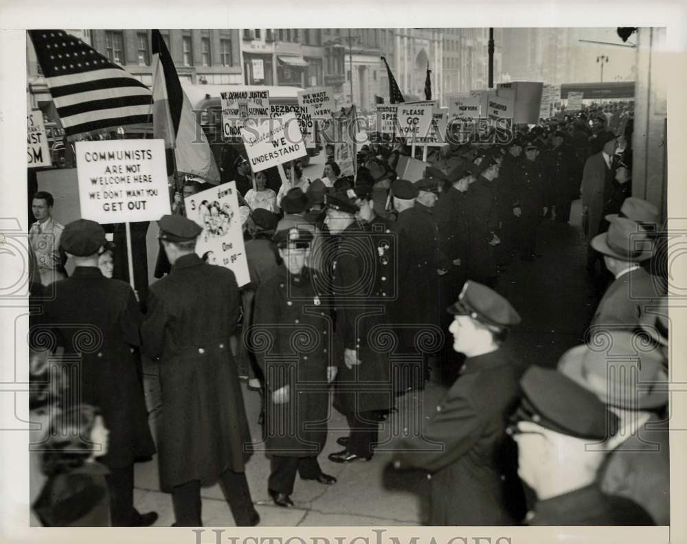 1949 Press Photo Anti-Communist Protest and Police at Carnegie Hall in New York- Historic Images