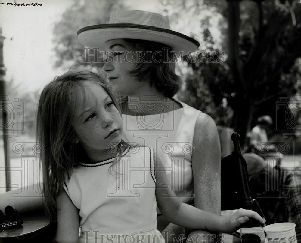 Press Photo Shirley MacLaine, Actress in &quot;The Children&#39;s Hour,&quot; with Daughter- Historic Images