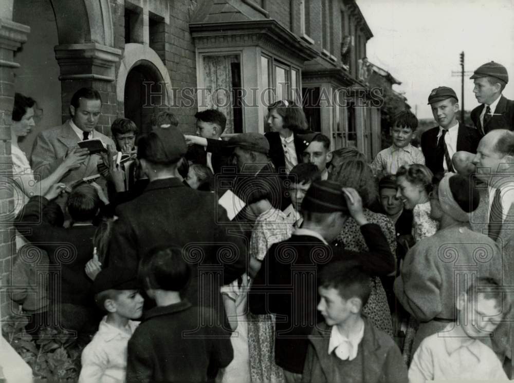 Press Photo Actor Bob Hope Signing Autographs in Heartfordshire, England- Historic Images